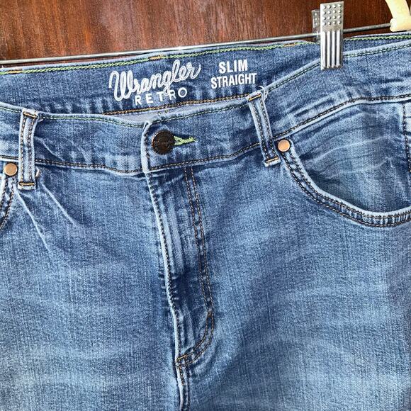 Wrangler Men's 36x32 Retro Slim Straight 'Applewood' jeans in a medium wash - Picture 4 of 8